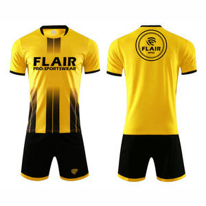 Ensembles d'uniformes de maillots de football confortables et respirants de meilleure qualité au design personnalisé Service OEM pour les jeunes joueurs de sexe masculin Coupe automatisée - Product Image 2