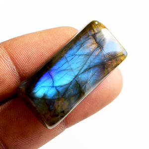 ลาบราดอไรต์สีน้ำเงินธรรมชาติทรงสี่เหลี่ยมขนาด 30x17x9 มม. สำหรับทำเครื่องประดับหรือใช้ในการทำสมาธิ  ให้ความรู้สึกสวยงามน่าหลงใหล - Product Image 4