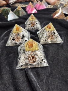Pirámide de Orgón de Piedra Lunar Arcoíris Natural, Generador de Energía de Cristal con Bobina de Cobre para Reiki, Meditación y Sanación de Chakras - Product Image 2