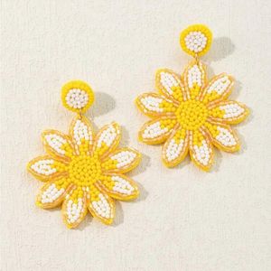 Pendientes Colgantes Hechos a Mano con Cuentas de Flores de Margarita Blancas para Mujer, Joyería de Moda Floral Novedosa de Verano, Hoja Central Amarilla - Product Image 4