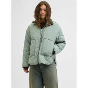 Veste matelassée légère pour femme pour l'hiver Col montant Extérieur Logo personnalisé Veste matelassée d'hiver en gros Taille plus rembourrée - Product Image 6