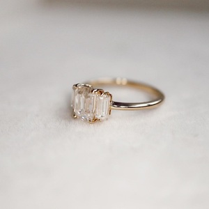 Anillo de Bodas de compromiso de brida de tres piedras de oro amarillo de 10K, anillo de diamante 2,00 Ctw, corte esmeralda, anillo de diamante de moissanita original - Product Image 2