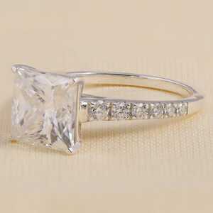 Anillo de Compromiso Solitario con Diamante Cultivado en Laboratorio Princess con Detalles de Diamantes en la Banda - Colección de Anillos de Diamantes Elegantes - Product Image 6