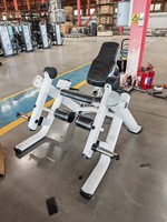 Appareil de musculation pour extensions de jambes assises avec poids, pour l'exercice des muscles des cuisses.