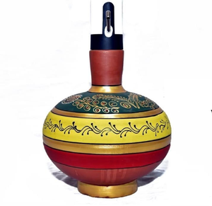 Mitti surahi decorativo adornado, posiblemente con elementos decorativos, destinado a almacenar agua en el hogar a precio al por mayor - Product Image 3