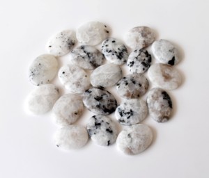 Proveedor Principal de Piedras de la Luna Arcoíris, Piedras de Cristal Ovaladas para el Pulgar, Piedras de Chakra - Product Image 5