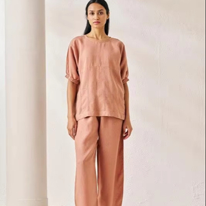 Ensemble coordonné élégant en couleur pêche blush pour femmes, comprenant un haut uni à coupe décontractée et un pantalon large assorti, conçu pour un style effortless. - Product Image 1
