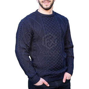 Pull en tricot d'hiver durable avec logo frontal, tissu respirant en coton/laine, coupe moderne, design minimaliste et finition soignée - Product Image 1