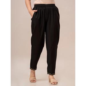 Ensemble Kurta et pantalon pour femme, noir, avec design en sequins sur le devant - Product Image 4