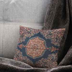 Cojín Estampado Botanical Bliss - Cojín Único, Suave, Acogedor, Hecho a Mano, Funda + Relleno - Product Image 1
