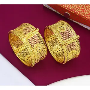 سوار أنيق عصري من النحاس الأصفر من 4 قطع مطلي بالذهب من المصمم مجموعة مجوهرات دبي للنساء مع سوار للمعصم بأفضل سعر