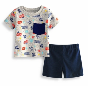 ขายส่งชุดเสื้อผ้าเด็กผู้ชายลายกราฟิกสำหรับฤดูร้อน  อายุ 1-8 ปี แขนสั้น กางเกงขาสั้น ชุดสองชิ้น - Product Image 5