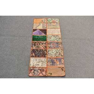 Alfombra turca Vintage ecléctica de 1,8x3,9 pies, lana de área grande Beige con patrón de pasillo de retazos abstractos, respaldo de látex para habitaciones - Product Image 1