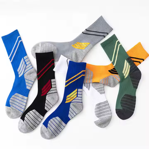 Chaussettes de sport sur mesure de haute qualité Chaussettes unisexes pour hommes et femmes Chaussettes avec logo personnalisé Chaussettes GAA Chaussettes de sport midi Chaussettes de sport OEM - Product Image 6