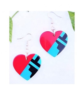 ต่างหูรูปหัวใจประดับเรซิ่นใหม่ ชุบทอง 18K เหมาะสำหรับงานแต่งงาน อะคริลิก ลูไซต์ เครื่องประดับผู้หญิง งานฝีมือคุณภาพ - Product Image 2