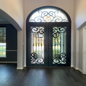 Conception de la porte principale avec cadre en fer forgé artisanal et volutes artistiques offrant un équilibre entre beauté et protection - Product Image 3