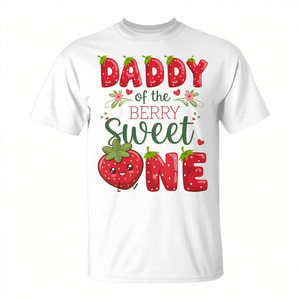 T-shirt per il primo compleanno di Daddy of the Berry Sweet One con design a fragola per celebrare i tanti momenti importanti - Product Image 2