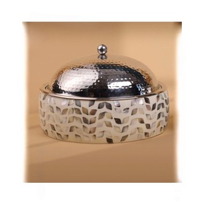 Cazuela de acero inoxidable con incrustaciones de nácar marfil con tapa de cúpula martillada Serveware de lujo hecho a mano - Product Image 3