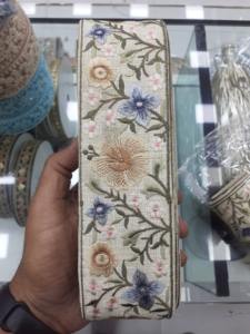 Lacets de travail en fil brodé sur mesure avec options multicolores en paillettes brodées de 1.5 pouces de largeur - Product Image 3