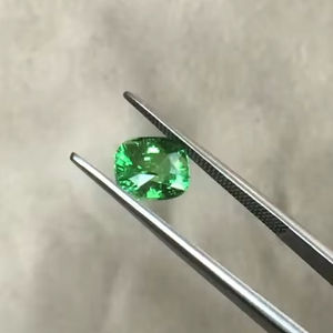 Pierre précieuse Tsavorite naturelle taille coussin 1,48 carats, qualité AAA avec lustre AAA et couleur vert vibrante, coupe et polissage parfaits - Product Image 1