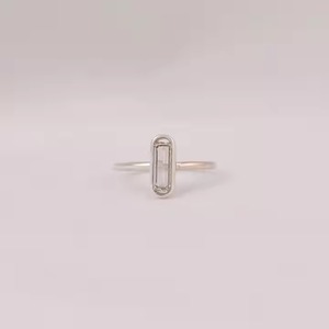 แหวนหมั้นเพชรรูปเม็ดเดี่ยวสีขาวทองแบบ14KT แหวนหมั้นเพชรที่ตกแต่งด้วยเม็ดมรกตสั่งทำได้ตามต้องการ - Product Image 1