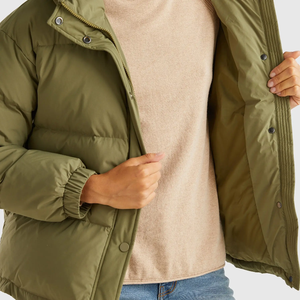 Vestes bouffantes d'hiver à capuche en nylon noir pour femmes en plumes de canard chaudes et légères pour l'extérieur avec logo personnalisé pour femmes - Product Image 4