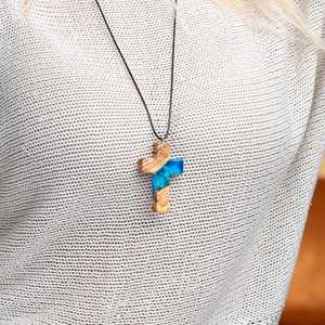 Collar de resina y madera de moda que combina tonos vibrantes de resina con madera natural para un estilo chic y moderno. - Product Image 2