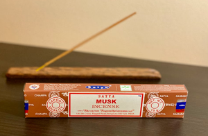 Bâtonnets d'encens Satya Musk 12 paquets de 15g de bâtons d'arôme naturel roulés à la main pour la méditation, la relaxation et l'utilisation spirituelle. - Product Image 6