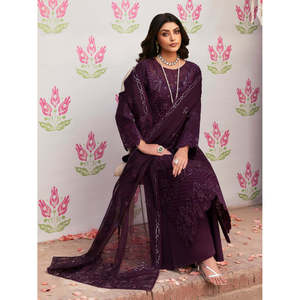Ensemble 3 pièces Mahnur en mousseline brodée avec chemise, dupatta et pantalon en organza brodé - Product Image 3