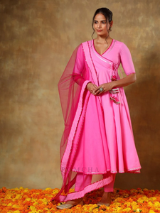 Conjunto de Angrakha de Algodón Rosa GUZARISH para Mujer, Atuendo Moderno de Kurti Midi con Pantalón y Dupatta para Fiestas, Bodas, Diwali y Celebraciones - Product Image 3