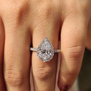 Bague de fiançailles en diamant taille ronde avec halo en forme de poire, style élégant - Product Image 6