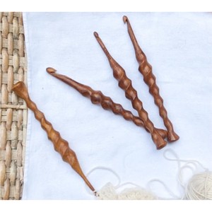 Ensemble d'aiguilles à crocheter ergonomiques en résine, grandes aiguilles à tricoter pour les mains arthritiques |   Aiguille en résine torsadée faite à la main sur mesure - Product Image 6