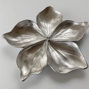 Serveur de fruits secs décoratif en aluminium avec trois bols connectés en forme de feuille en finition or antique conçu pour l'élégance - Product Image 1