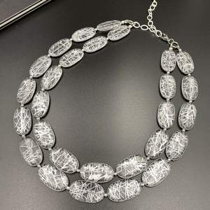 Collier à la mode en cordon de perles en résine artisanale avec prix marketing - Product Image 2