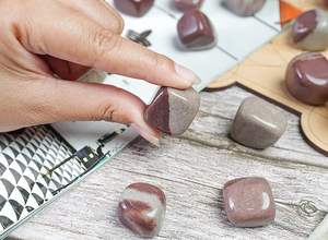 Cristales caídos pulidos del río Narmada al por mayor-Equilibrio de chakras y piedras energéticas - Product Image 5