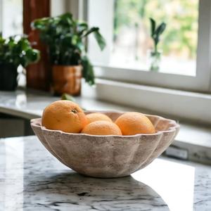 Cuenco Decorativo de Piedra Natural Personalizado, Diseño Tradicional Tallado en Travertino Beige con Forma de Flor Festoneada para Uso en Hoteles - Product Image 4