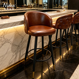 Tabouret <span class=keywords><strong>de</strong></span> <span class=keywords><strong>bar</strong></span> en cuir marron rétro <span class=keywords><strong>de</strong></span> luxe avec dossier capitonné, pieds en métal <span class=keywords><strong>noir</strong></span> et embouts dorés, <span class=keywords><strong>chaise</strong></span> d'îlot <span class=keywords><strong>de</strong></span> cuisine - Product Image 3