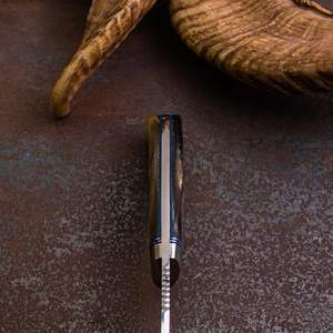 Cuchillo de Caza de Acero Hecho a Mano con Mango de Cuerno de Carnero Natural, Cuchillo de Desollado Personalizado con Funda de Cuero, Acero 1095 de Grado Industrial - Product Image 3