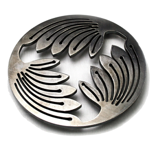 Dessous de plat en métal foncé avec découpe abstraite de feuilles organiques ou de plumes pour ustensiles de cuisine chauds disponibles en gros à des prix abordables - Product Image 1