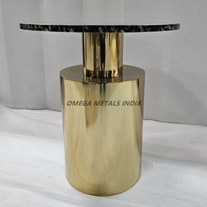 Tables gigognes élégantes en forme de demi-lune avec finition en bois naturel et structure métallique robuste, parfaites pour les espaces de vie modernes - Product Image 3