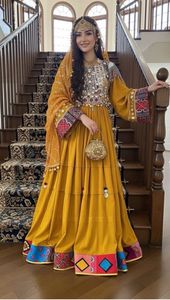 Belle femme afghane portant une robe traditionnelle jaune moutarde pashtun kuchi avec une broderie complexe et un couvre-chef matha patti - Product Image 4