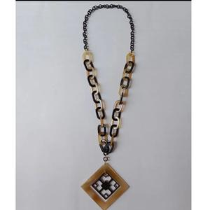 Collier de bijoux de mode moderne de forme géométrique en corne de buffle polie durable fabriqué à la main pour hommes et femmes - Product Image 1