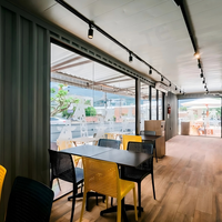 Café conteneur créatif très demandé avec escalier extérieur et grande terrasse pour commerce ou réception touristique