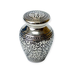 Urne commémorative artisanale en argent gravé avec motif floral et couvercle à motif de feuilles traditionnel pour l'affichage des cendres - Product Image 1