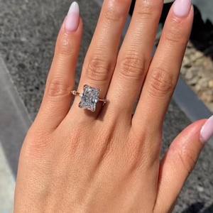 Moissanit-Ring mit Radiant-Schliff und verstecktem Halo für Damen, 925er Silber, vergoldet, als Jubiläumsgeschenk oder Versprechensschmuck für Ehefrauen. - Product Image 3