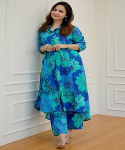 Vestido formal de crepé Salwar Kameez con bordado rico y dobladillo plisado para elegancia de oficina. - Product Image 1