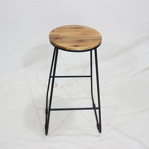 Tabouret de bar en bois d'acacia Artex Dong Thap avec pieds en fer et revêtement en poudre noire - Product Image 5