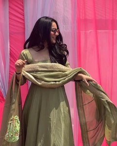 Ensemble de robes de créateur exquis avec des paillettes de soie Fendy et des travaux de broderie pour les occasions festives et les mariages, tenue ethnique élégante - Product Image 2