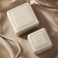 Boîte à bijoux en cuir PU beige clair de luxe personnalisée avec intérieur en daim camel pour l'emballage de colliers, de boucles d'oreilles et de bagues