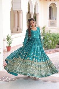 Robe traditionnelle indienne de dernière collection, exclusive, avec de superbes broderies, pour les occasions de mariage élégantes, vêtements ethniques en gros - Product Image 6